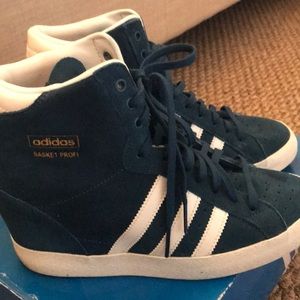 Women’s Adidas Sneaker Wedge